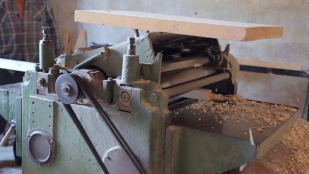 Houten Vierkante Balken Machine Kerving — Stockvideo