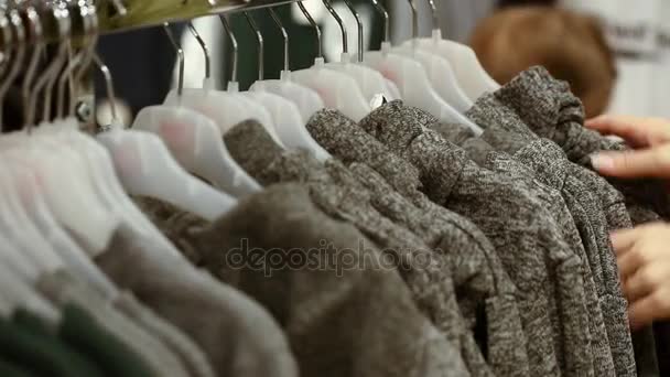 Frau Wählt Sweatshirt Geschäft Einkaufszentrum — Stockvideo