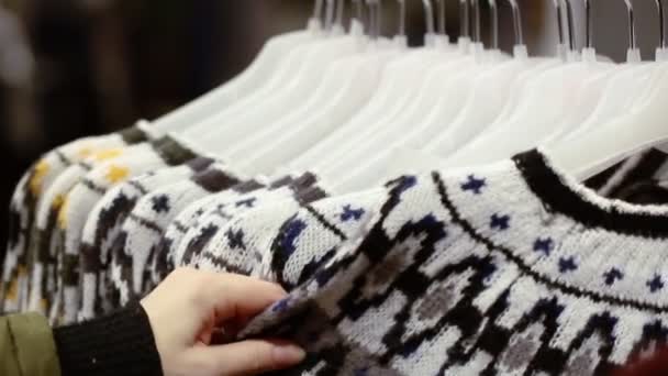 Kvinnan Att Välja Pullover Shop Köpcentrum — Stockvideo