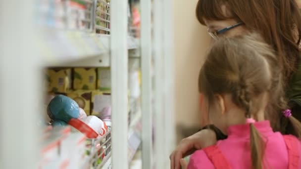 Vrouw Met Dochter Bij Shop — Stockvideo