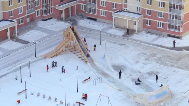 Crianças Montando Slides Parque Infantil — Vídeo de Stock