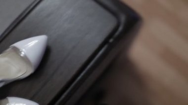 Ahşap arka plan üzerinde beyaz ayakkabı