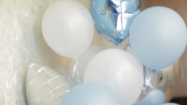 Beyaz ve mavi balonlar