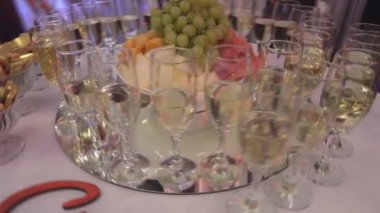 bardak şampanya tablo ile