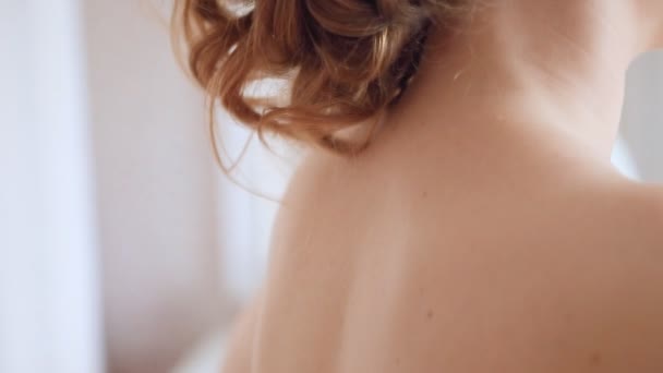 Женщина Связывает Свадебное Платье — стоковое видео