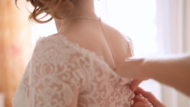 Mulher Abotoando Vestido Noiva — Vídeo de Stock