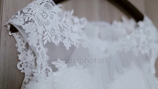 Весільна Сукня Висить Вішалці — стокове відео