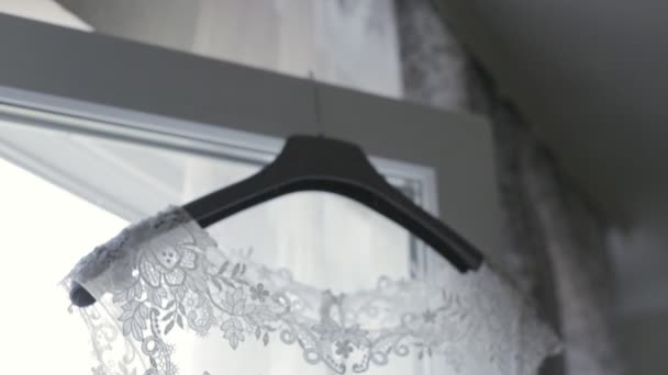 挂在衣架上的婚纱礼服 — 图库视频影像