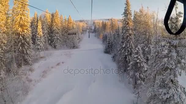 Snowboarder Subiendo Montaña Con Telesilla — Vídeos de Stock