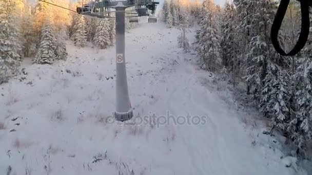 Snowboarder Subindo Montanha Com Teleférico — Vídeo de Stock