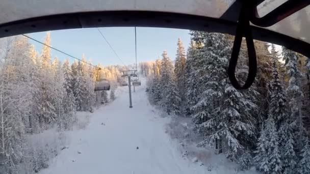 Snowboarder Bewegen Berg Met Stoeltjeslift — Stockvideo