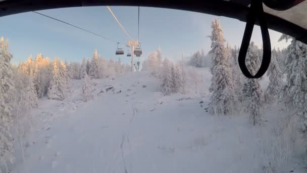 スノーボーダーのリフトで山の中腹に移動 — ストック動画