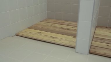 Yeni Duş kabini ile seramik ve ahşap kaplama