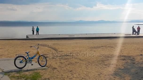 Ήσυχο Βράδυ Στο Ανάχωμα Στη Λίμνη Στο Φως Του Ήλιου — Αρχείο Βίντεο