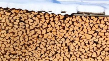 Odun üstünde kar yığını