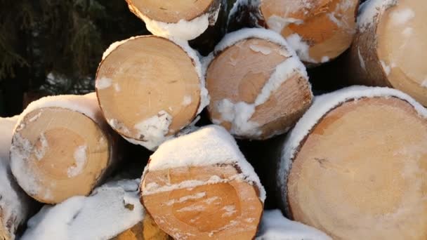 Empilement de billes recouvert de neige 