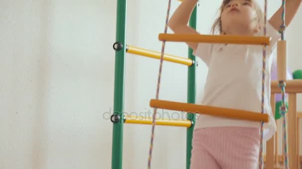 Jeune Fille Escalade Haut Bas Gymnastique Complexe — Video