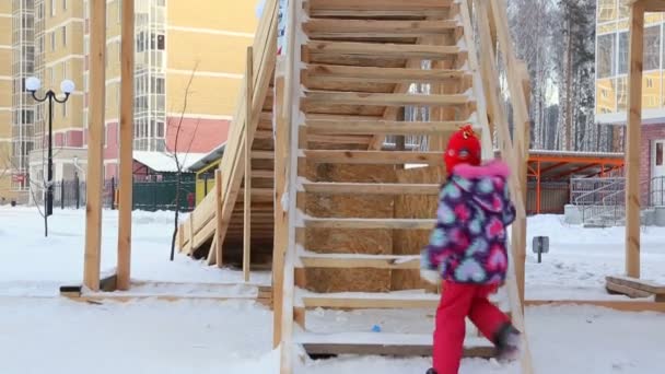 Barn Klättrar Upp Bild Trapporna Vid Lekplatsen — Stockvideo