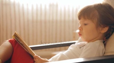 Küçük kız tekli bir kitap okuma