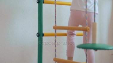 Genç kız yukarı ve aşağı jimnastik karmaşık tırmanma