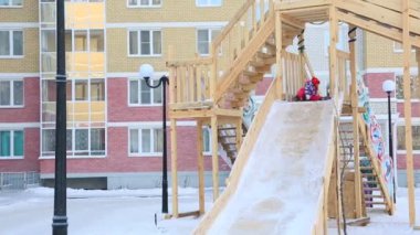 Çocuk Bahçesi, slaytlar biniyor