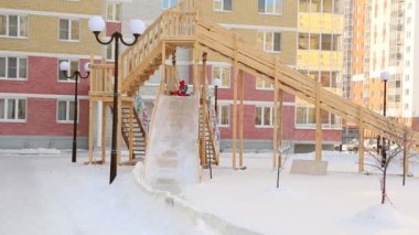 Çocuk Bahçesi, slaytlar biniyor