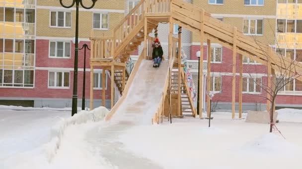 Criança Mãe Montando Slides Parque Infantil — Vídeo de Stock