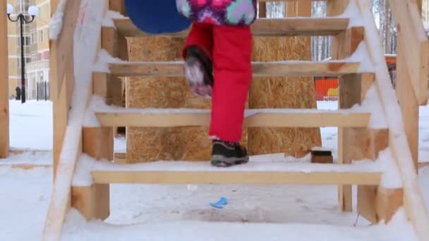 Gyermek Felkapaszkodott Lépcsőn Dia Játszótérrel — Stock videók