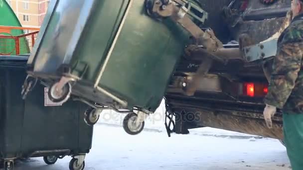 Müllentsorgung Müllwagen Mit Mülleimerlift — Stockvideo