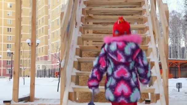 Kind Klettert Rutschtreppe Auf Spielplatz Hoch — Stockvideo