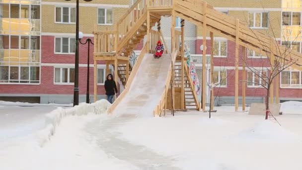Child Mother Riding Slides Playground — Stock Video