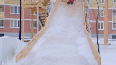 Çocuk Bahçesi, slaytlar biniyor