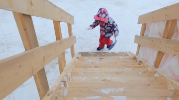 Criança Está Subindo Escadas Deslizantes Parque Infantil — Vídeo de Stock