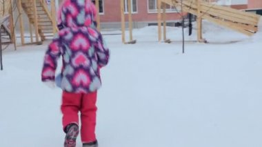 Çocuk Bahçesi, slayt merdivenlerden tırmanıyor