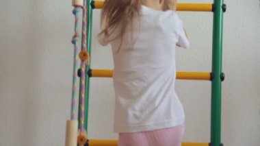 Genç kız yukarı ve aşağı jimnastik karmaşık tırmanma