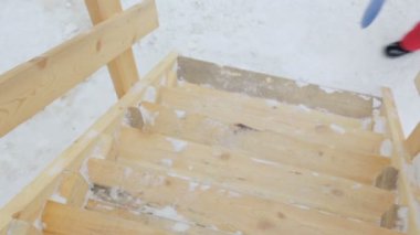 Çocuk Bahçesi, slayt merdivenlerden tırmanıyor