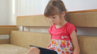 E-kitap kanepede okuma ufaklık