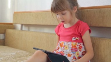 E-kitap kanepede okuma ufaklık