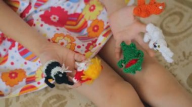 Çocuğun elindeki parmak kuklalar