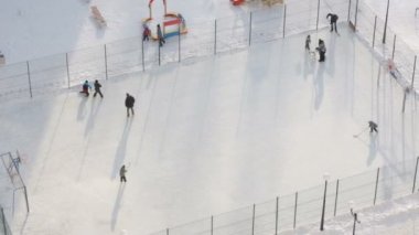 Çocuklar dışarıda hokey oynarken