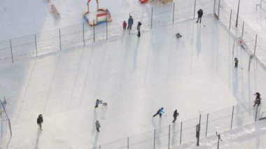 Çocuklar dışarıda hokey oynarken