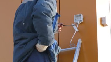 Site binasında çalışan elektrikçi