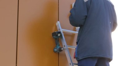 Site binasında çalışan elektrikçi