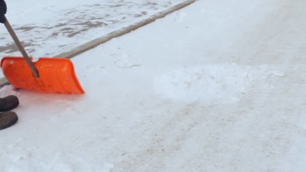 Hausmeister Reinigt Den Hof Vom Schnee — Stockvideo