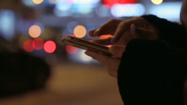 Smartphone Mãos Femininas Fundo Uma Cidade Noturna — Vídeo de Stock