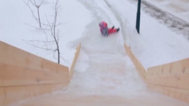 Niño Está Montando Diapositivas Patio Recreo Movimiento Rápido — Vídeo de stock