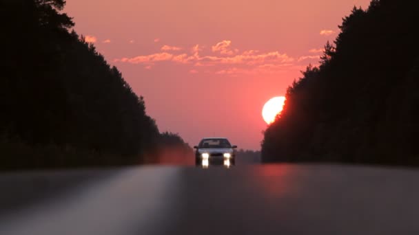 Akşam Yol Günbatımı Arka Plan Üzerinde Arabalı — Stok video