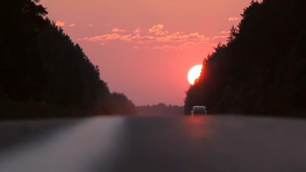 Camino Noche Con Coche Fondo Del Atardecer — Vídeo de stock