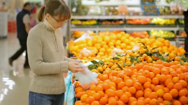 Kvinnan Att Välja Frukt Snabbköpet — Stockvideo