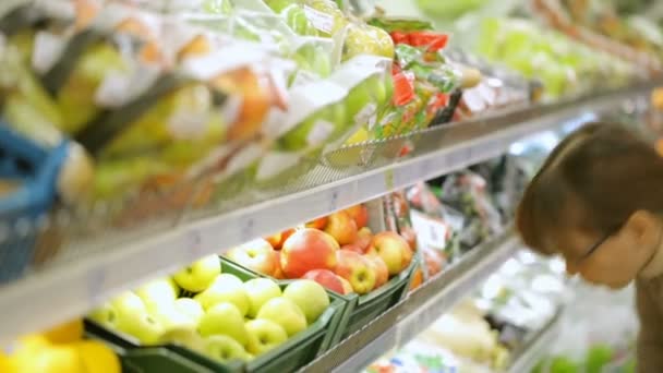 Mujer Eligiendo Fruta Supermercado — Vídeos de Stock